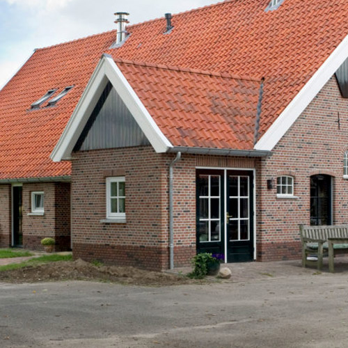 uitbouw in bestaande stijl van de hoofdwoning